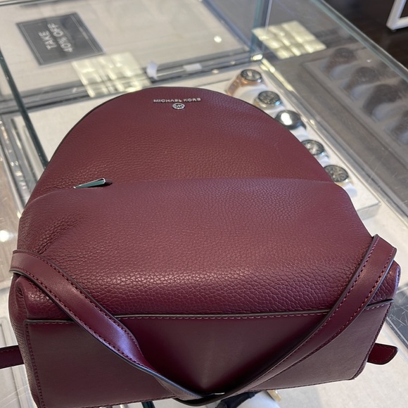 Michael Kors Women's Valerie Medium Pebbled Leather Backpack
NWT - Picture 8 of 16